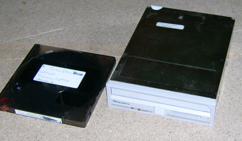 A SyQuest SQ555 44 MB removable drive with its cartridge, from an Atari Megafile 44.